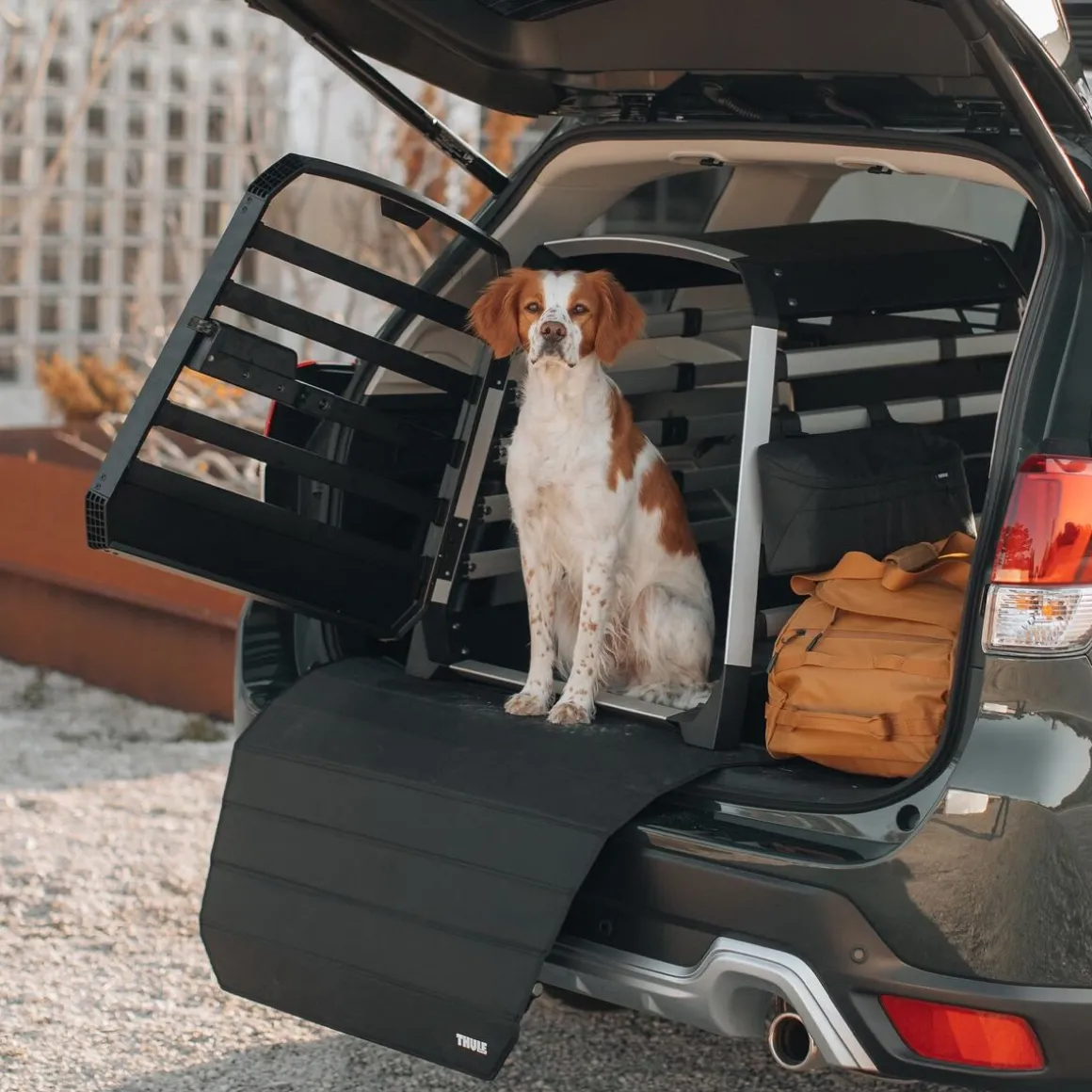 Thule-tarvikelaukku autoon